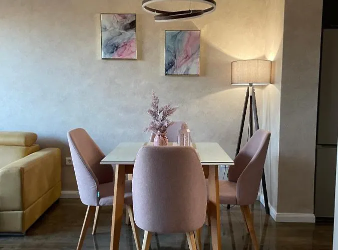 Roosevelt Apartment *